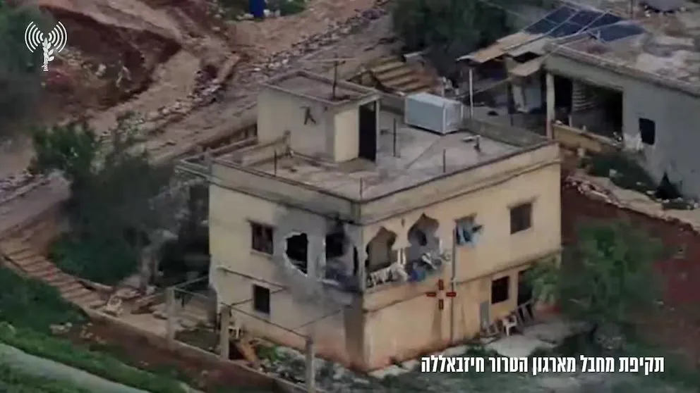 Una vista aérea muestra un edificio dañado tras un ataque israelí contra una célula terrorista en Líbano.
