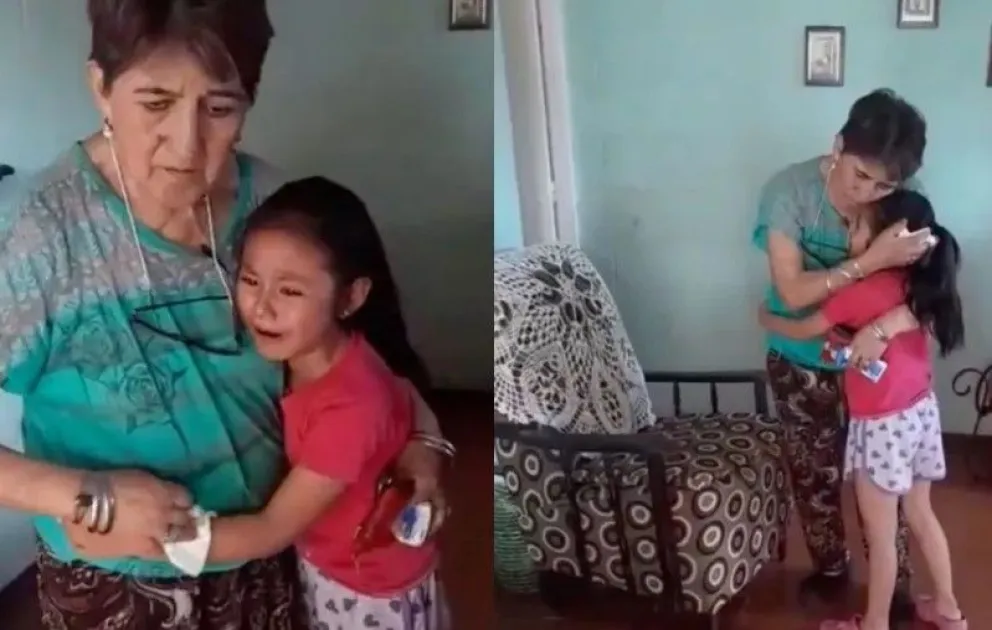 La menor llorando, junto a su abuela.