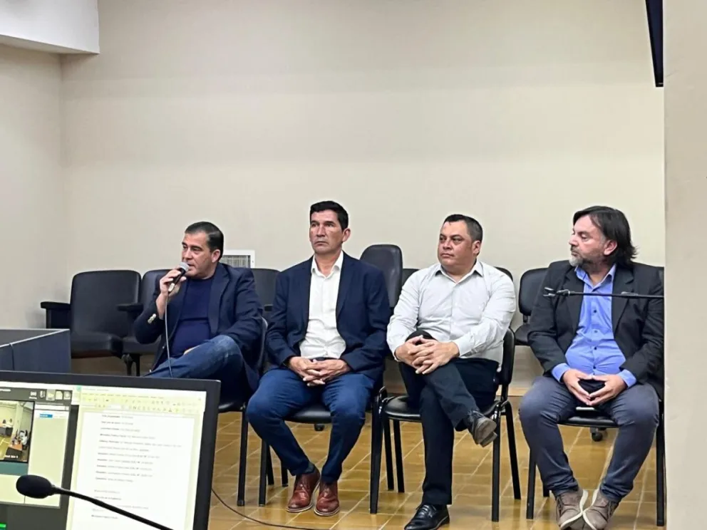 El intendente de Angaco, José Castro, junto a los tres concejales en la audiencia de esta tarde.