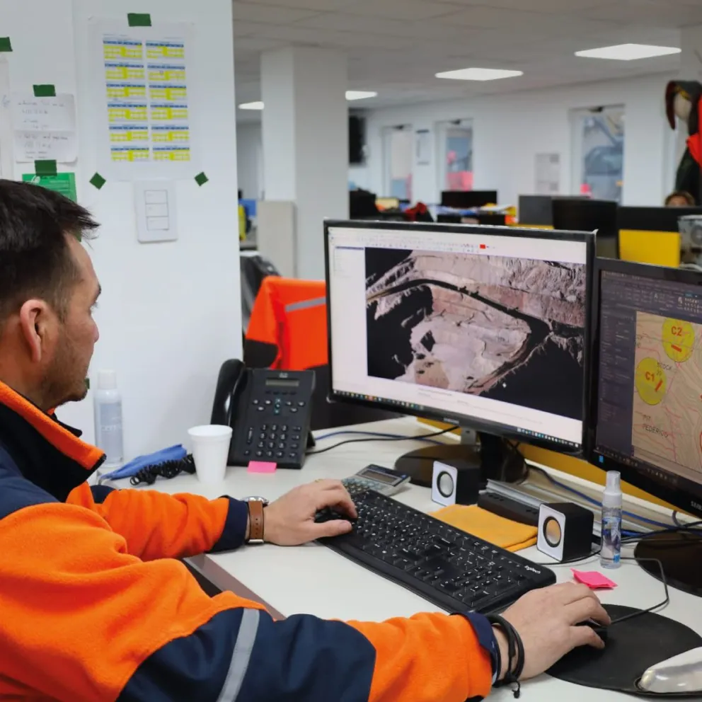 La mina Veladero utiliza para su comunicación una antena ubicada en el Cerro Coronel, en Iglesia.  