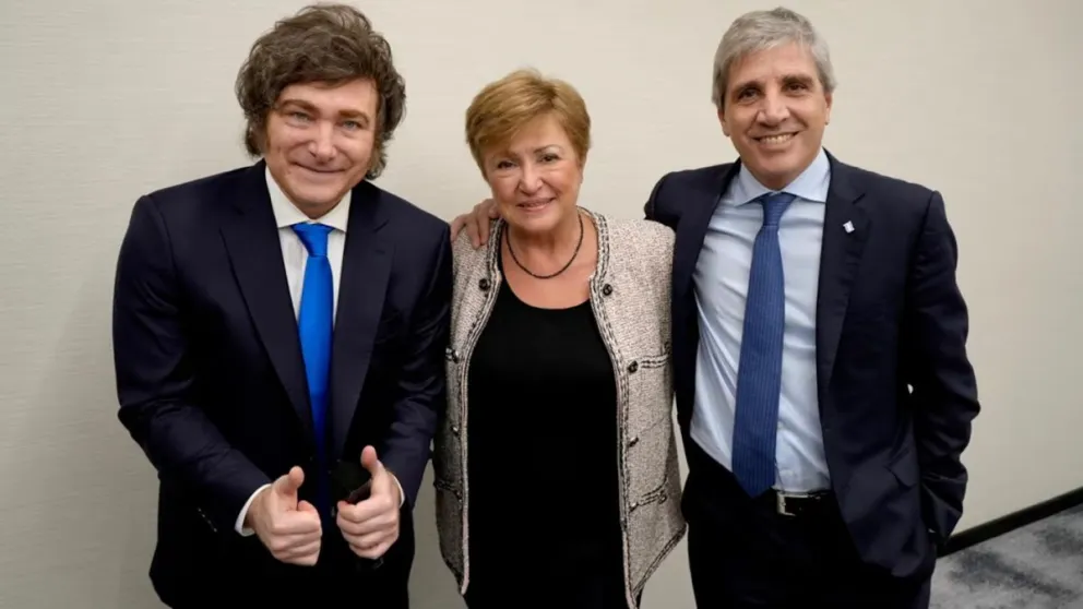 Javier Milei y Luis Caputo con la titular del FMI, Kristalina Georgieva