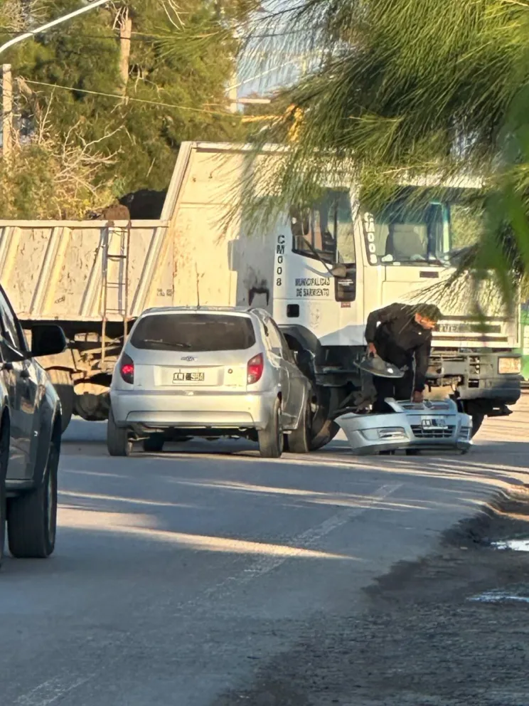 El Chevrolet Corsa y el camión de la municipalidad de Sarmiento, protagonistas del choque.