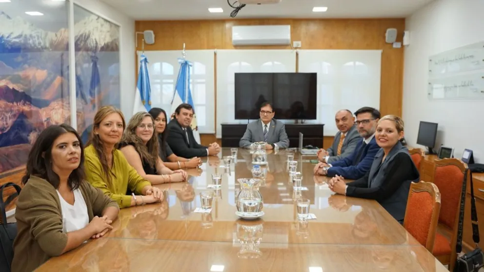 Exposición. Los integrantes de la asociación Abogacía Transformadora, con Marcelo Álvarez a la cabeza, se reunieron con el presidente de la Corte de Justicia, Daniel Olivares Yapur.
