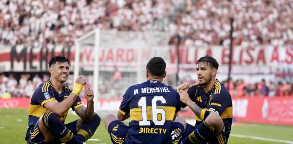Festejo xeneize. Leandro Paredes junto a dos compañeros celebran el 1-0 de penal.