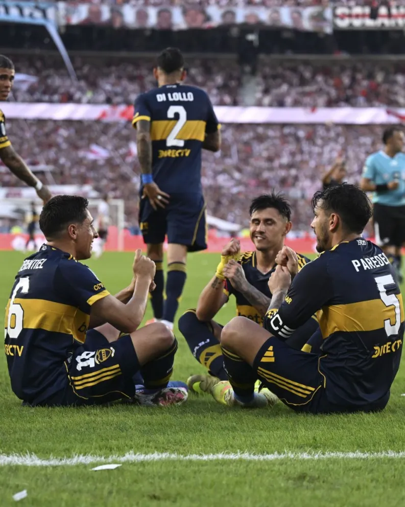 Celebración. Leandro Paredes y varios compañeros de Boca celebran el único gol del superclásico.