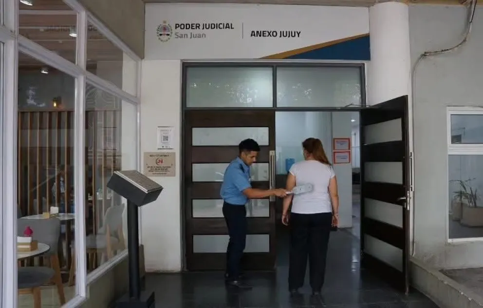 En la mañana de este lunes hubo control en el ingreso al edificio Anexo Jujuy por una amenaza encontrada en una bajo del inmueble. 