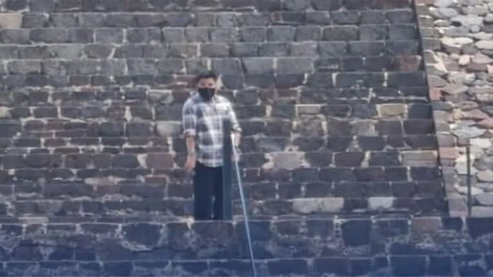 Un hombre de aproximadamente 30 años realizó disparos en la parte alta de la Pirámide de la Luna, en la zona arqueológica de Teotihuacán, dejando un saldo de una mujer muerta y varios turistas heridos. 