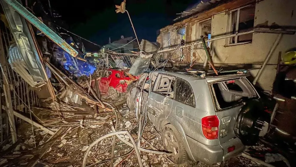 Vehículos dañados tras un ataque ruso en Odesa, en el contexto de la invasión rusa de Ucrania.