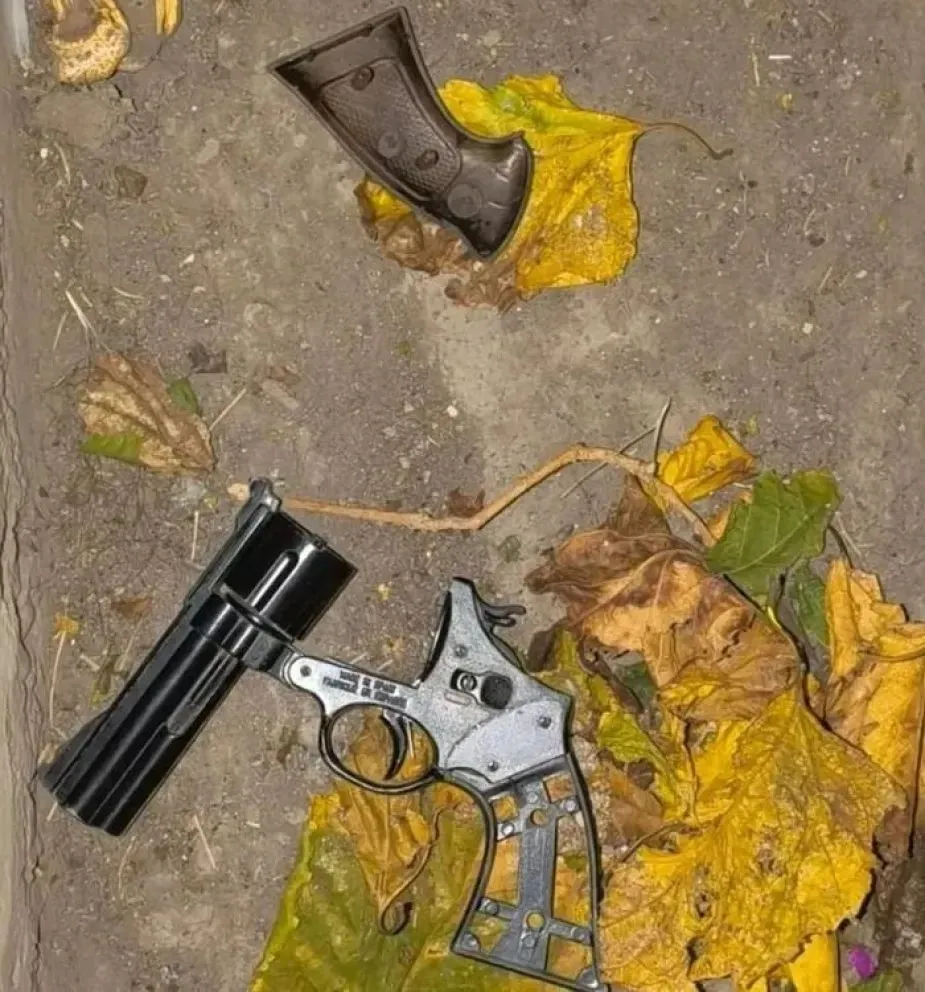 Arma que fue descartada por los delincuentes. 