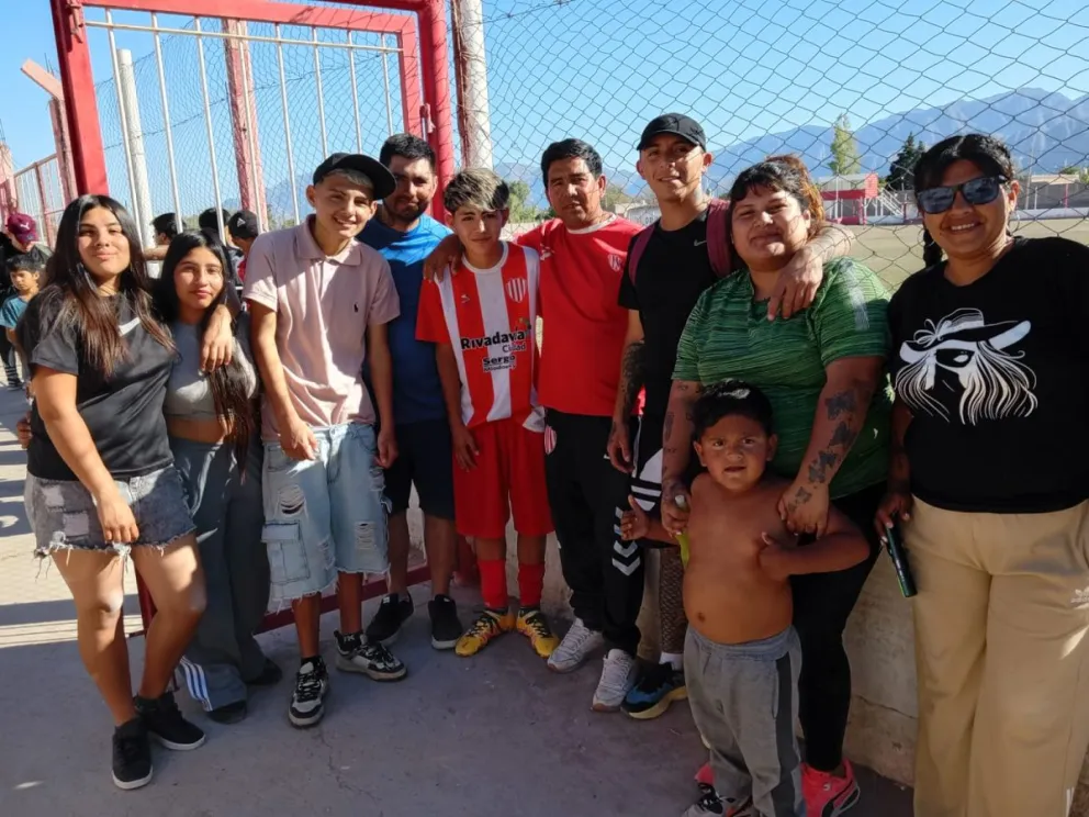 Milo Ortega, junto a toda su familia, cuando jugaba en las inferiores de Rivadavia, en La Bebida.