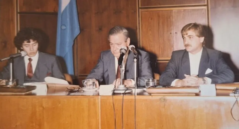 Conducción, Mario Gerarduzzi quedó al frente de la Convención Constituyente, acompañado de Rubén Pontoriero (izquierda) como secretario Legislativo y "Nito" Falcón como secretario Administrativo.