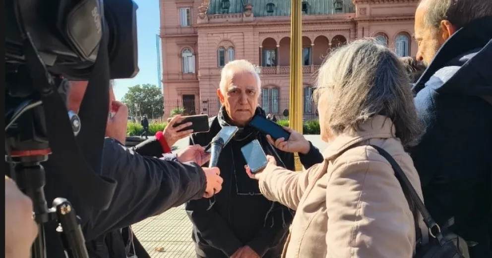 Moñseñor Jorge Lozano, frente a la Casa Rosada este mediodía.
