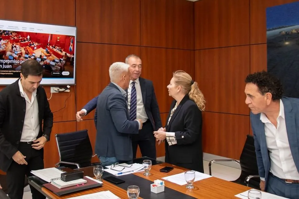 Definiciones. Fabián Martín, junto a los diputados, entre ellos, Luis Rueda, en la sesión de Labor Parlamentaria de ayer.