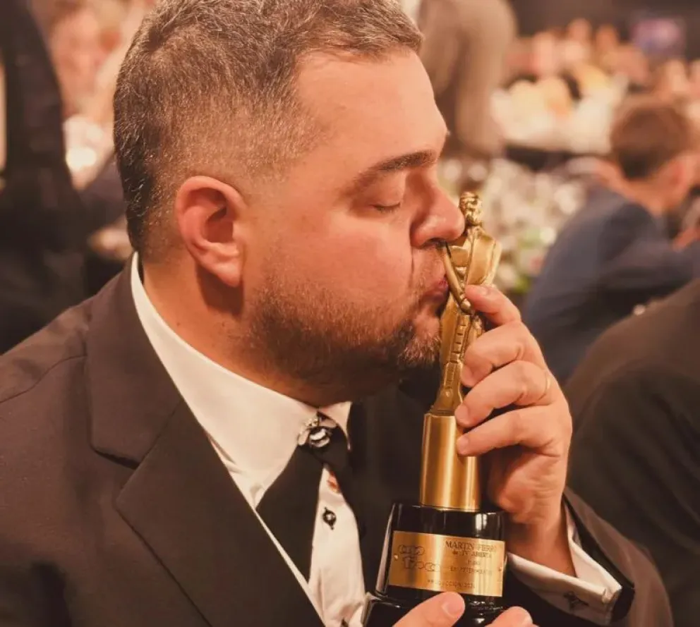 Dario Barassi con un premio