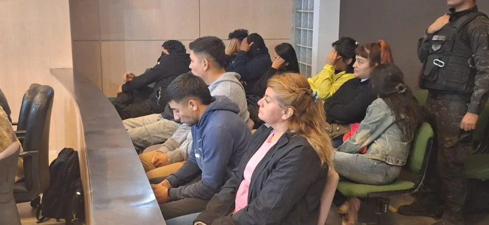 Acusados. Natalia Castillo, al frente, fue el nexo interno en el Registro Civil de Pocito para la falsificación de DNI que llevó adelante la banda delictiva, liderada por Navarro Saide.