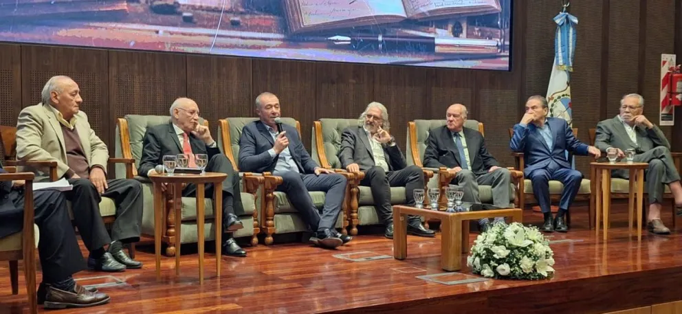 Homenaje. La Legislatura realizó un conversatorio con los convencionales Miguel Moragues, Luis Barrozo, Pedro Rizo, Rubén Pontoriero, MIguel Castillo y Jorge Rivera Prudencio. Juan José Russo y Mario Capello se conectaron vía Zoom.
