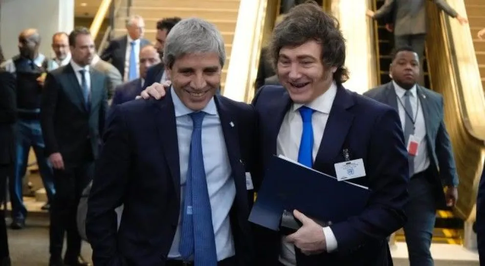 Javier Milei y Luis Caputo encabezan el plan estratégico de privatizaciones.