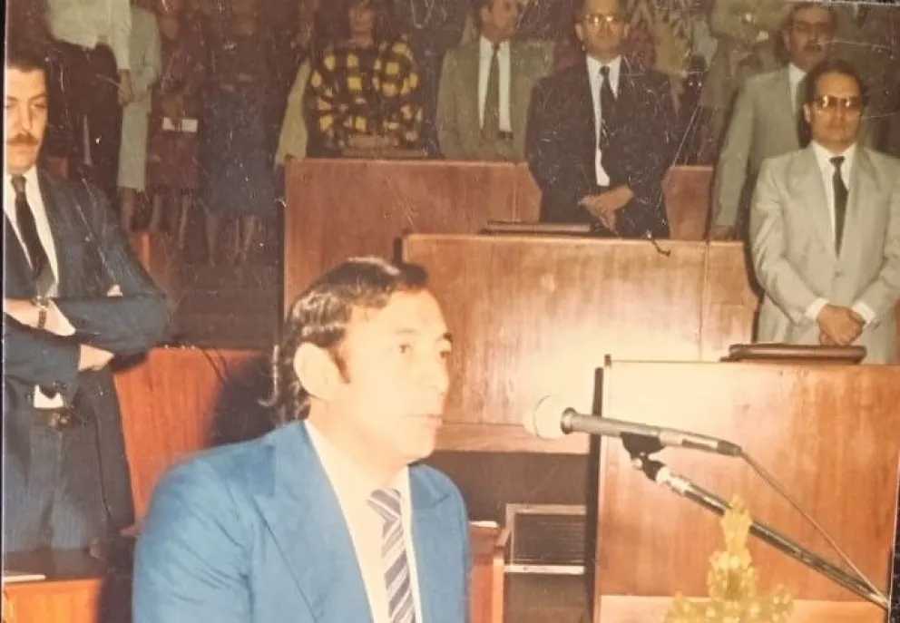 Jura. El radical Miguel Castillo cuando juró ante las autoridades de la Convención Constituyente. 