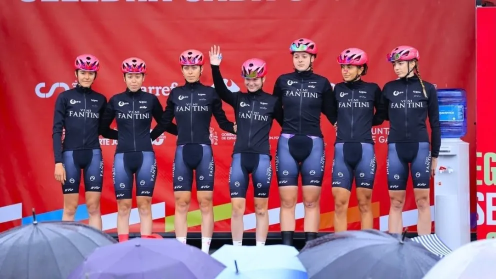 La sanjuanina Delfina Dibella, en el centro saludando, durante la presentación de su equipo en la Vuelta a España.