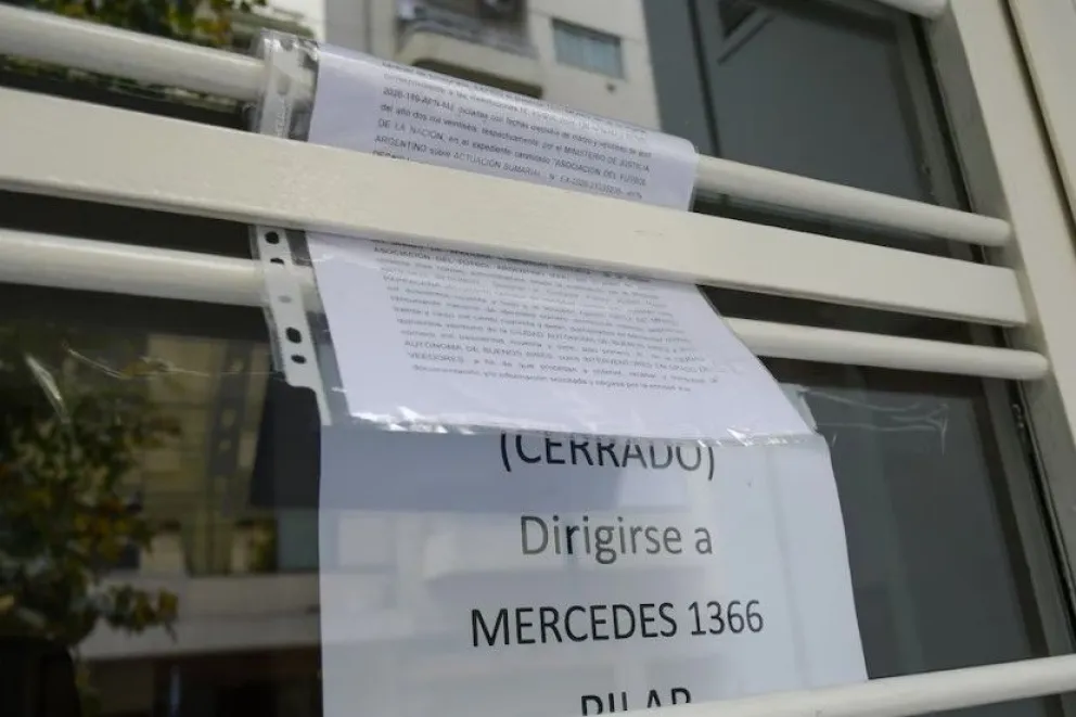 El cartel que los veedores de la Justicia encontraron en la puerta de la AFA, en Capital Federal.