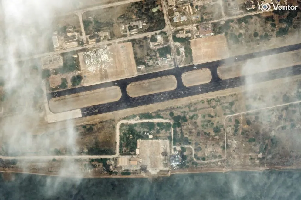 Daños en la base aérea de Havadarya tras presuntos ataques aéreos