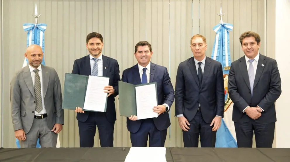 El gobernador de Santa Fe, Maximiliano Pullaro, firmó un convenio con Marcelo Orrego, en el marco de la feria de minería.