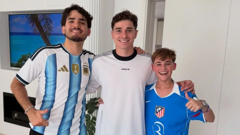 El influencer sanjuanino 'Nachano', Julián Álvarez y el barbero, Gael.