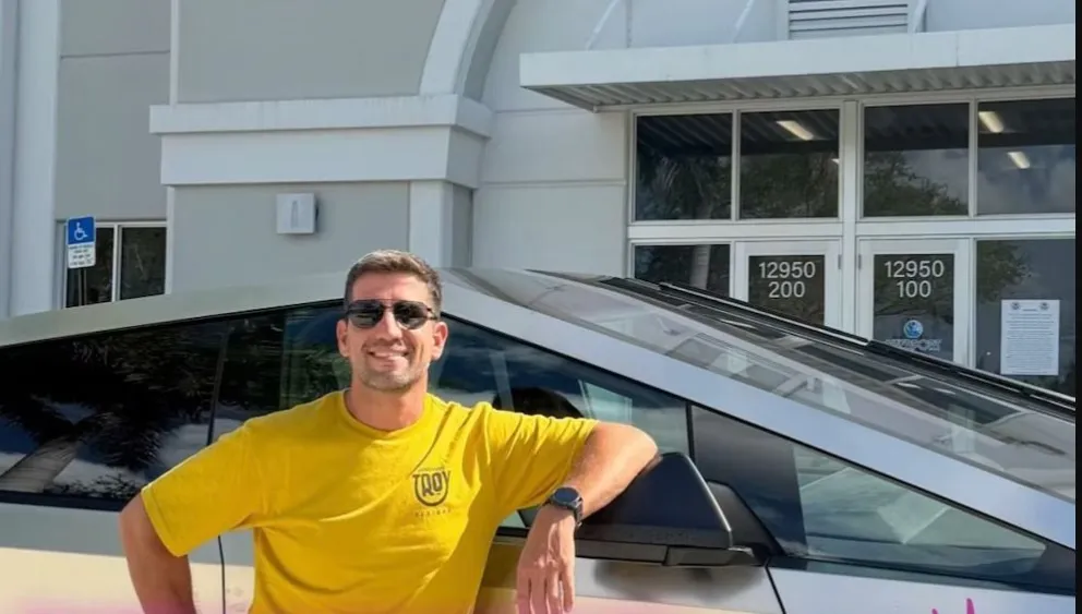 Diputado con su Tesla 