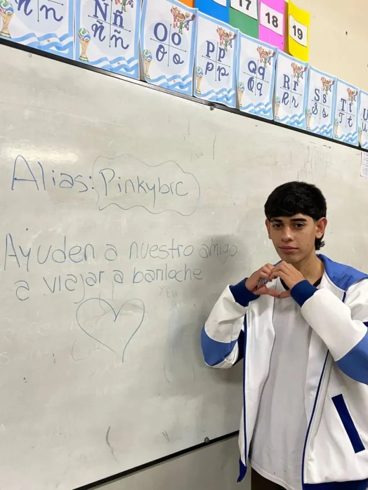 Joven a quien ayudan sus compañeros