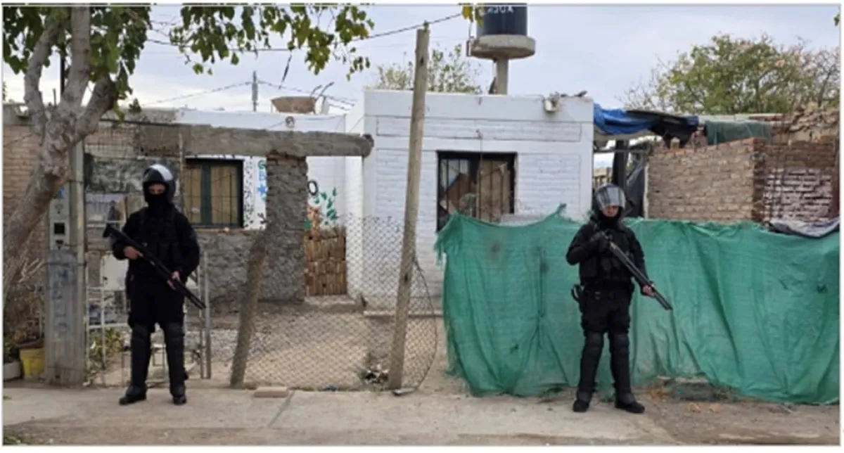 Desbarataron un punto de venta de droga en el Barrio Las Rosas: dos ...