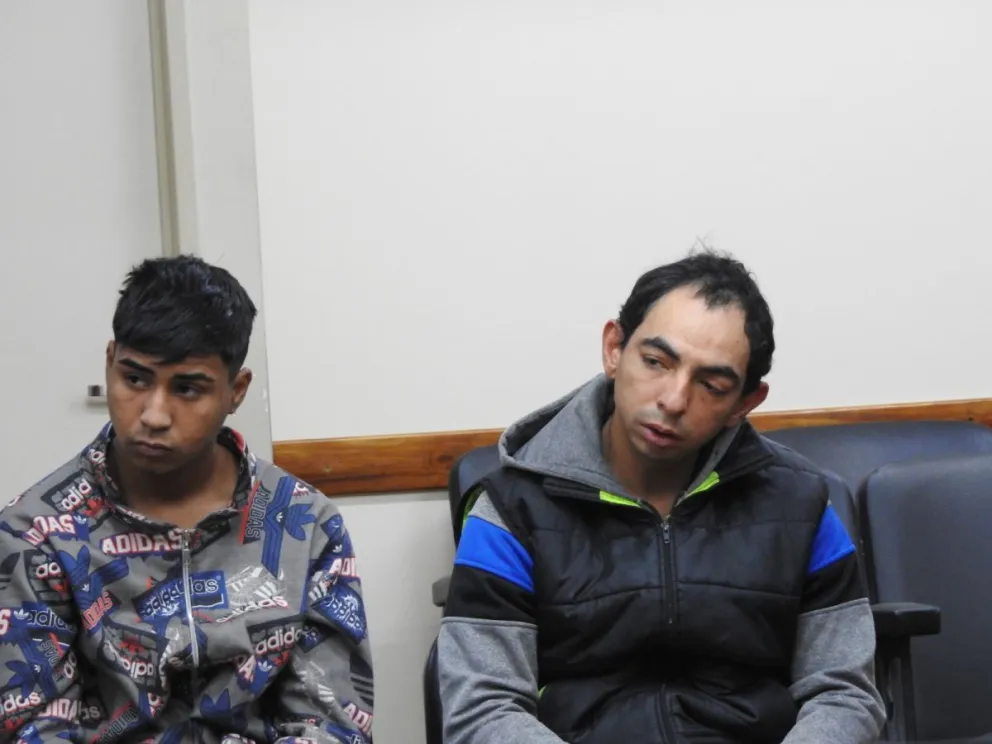 De izquierda a derecha: Agustín Vila y Juan Tello Giménez, detenidos por el violento robo ocurrido en una vivienda de Concepción, hecho en el que además se investiga el abuso sexual contra una menor de edad. Fotos 0264Noticias.