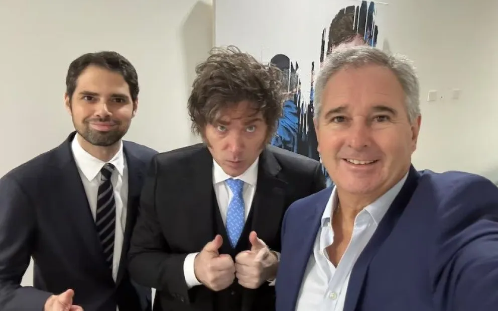 El embajador argentino en Francia, Ian Sielecki, con el presidente Javier Milei y el canciller Pablo Quirno.
