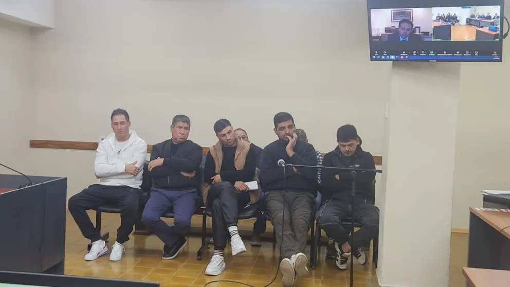 Los ocho playeros de la estación de servicio investigados por una posible defraudación de más de $15 millones.