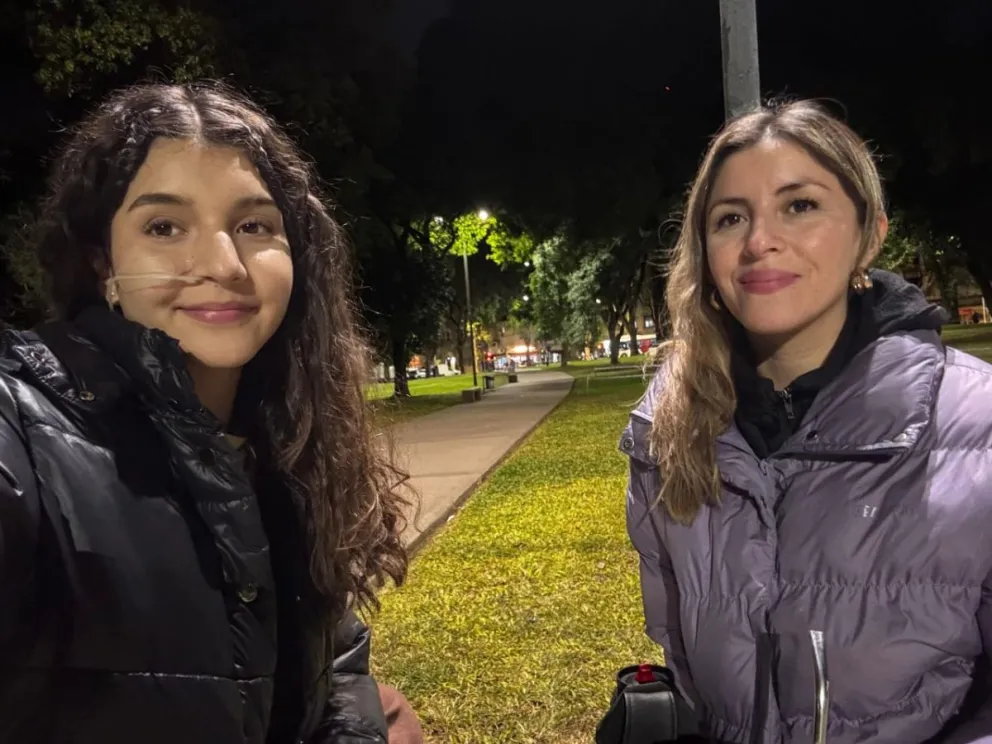 Ludmila Rodríguez, a la izquierda, junto a su mamá, Julieta.