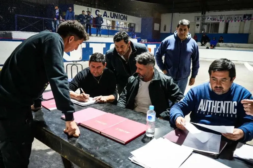 Mauricio Acosta, segundo desde la izquierda, renunció en octubre pasado por recibir aprietes.