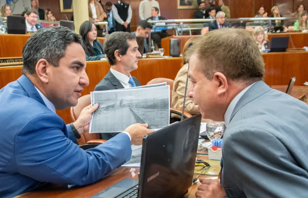 Cruces. Enzo Cornejo, del Pro, le mostraba imágenes a Miguel Vega, del PJ, como Vialidad Provincial estaba llevando adelante el mantenimiento de la ruta 493.