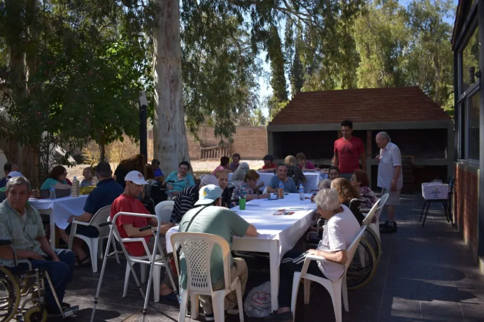 Adultos mayores de la Residencia Eva Duarte.