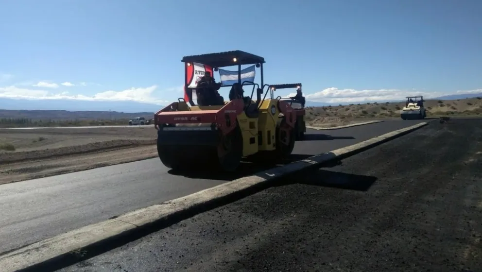 Tarea. La empresa Menin tenía la ejecución de la repavimentación de la Ruta 510, como en otras obras que ha realizado. Tomó áridos de un terreno alquilado y estalló el conflicto.