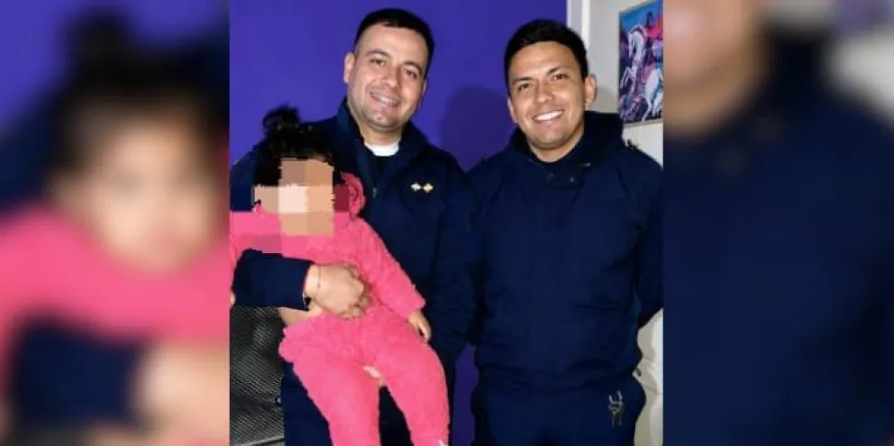 El oficial subinspector Lucas Cortez y el cabo Exequiel Soler, junto a la menor de un año.
