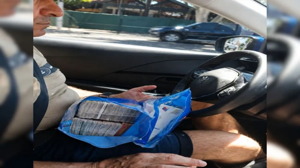 Exhibición. Rolando Navarro Saide se sacó una foto luego de retirar fajos de dinero de un préstamo que había sacado uno de sus socios con la identidad usurpada de una persona. Recibió el castigo más severo como líder de la banda.