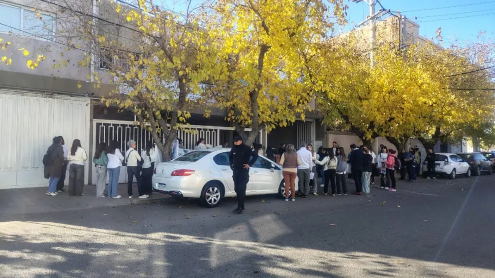 Familiares y amigos de Lucía Rubiño, en la puerta de Flagrancia, previa a la audiencia de esta jornada.