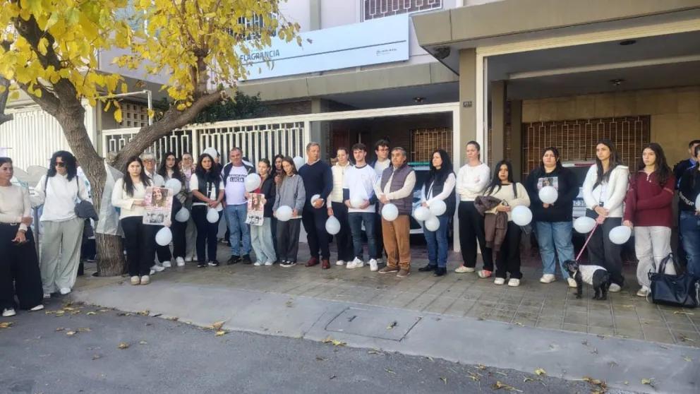Familiares y amigos de Lucía Rubiño, en la puerta de Flagrancia, previa a la audiencia de esta jornada.