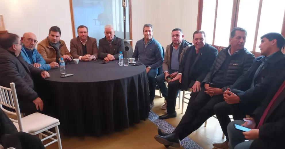Antecedente. Luego de que el peronismo dejara el poder, Uñac, como presidente del partido hasta ese momento, convocó a intendentes, diputados y presidentes de Junta en una finca en Rivadavia. Luego, dejó el mando en Juan Carlos Quiroga Moyano.