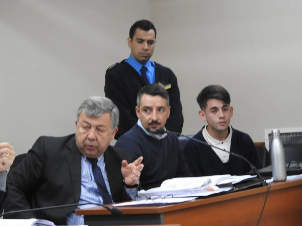 Olmedo de fondo, junto a su abogado. El joven está acusado de intentar matar a su pareja en Chimbas. Fotos 0264Noticias.