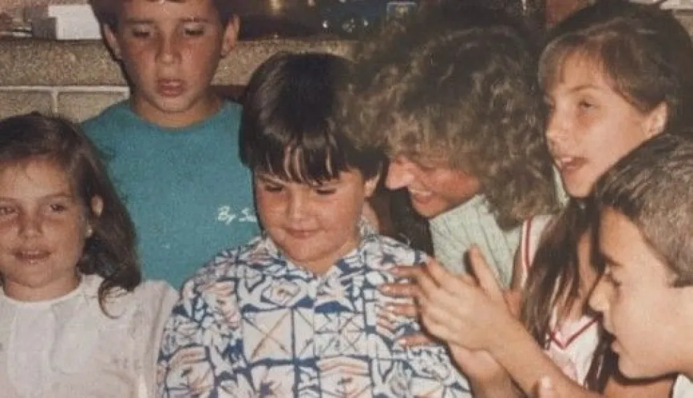 La foto que publicó Dario Barassi de pequeño, en su cumpleaños de 6 y junto a su madre, Laura.