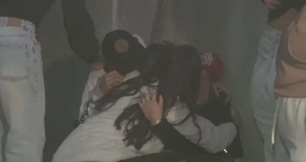 Familiares de Agostina llorando tras conocer la aparición del cuerpo de la joven de 14 años.