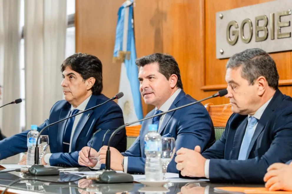 Anuncio. El gobernador Orrego, junto al ministro de Economía y el secretario General de la Gobernación, en la conferencia de prensa en la que informó la búsqueda de financiamiento internacional para un ambicioso plan de obras.
