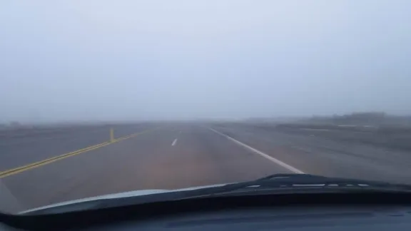 Bajo un manto gris, así amaneció la ciudad por la niebla