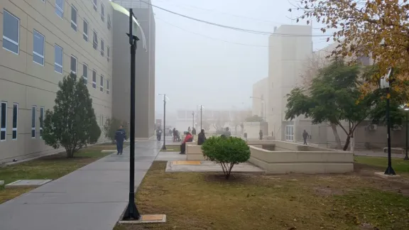 Bajo un manto gris, así amaneció la ciudad por la niebla