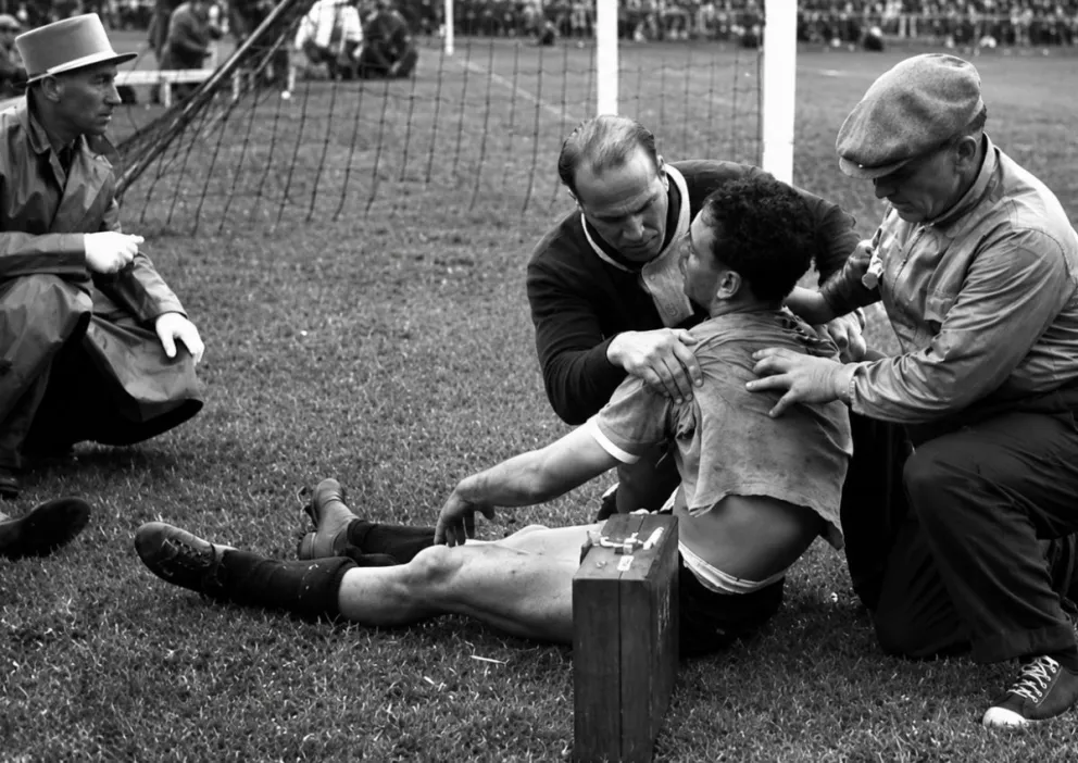 Al límite de la vida: Hohberg es reanimado en pleno campo de juego segundos después de marcar un gol frente a los húngaros.